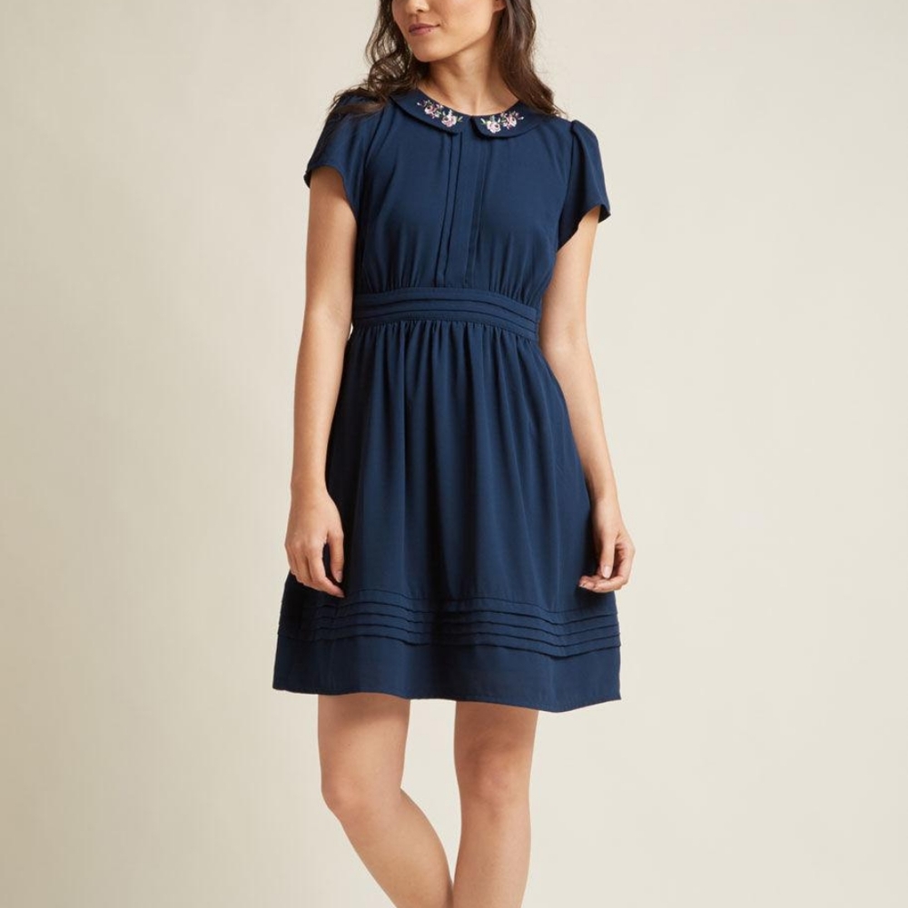 Feminine Shirt Dress with Embroidered Collar 1x